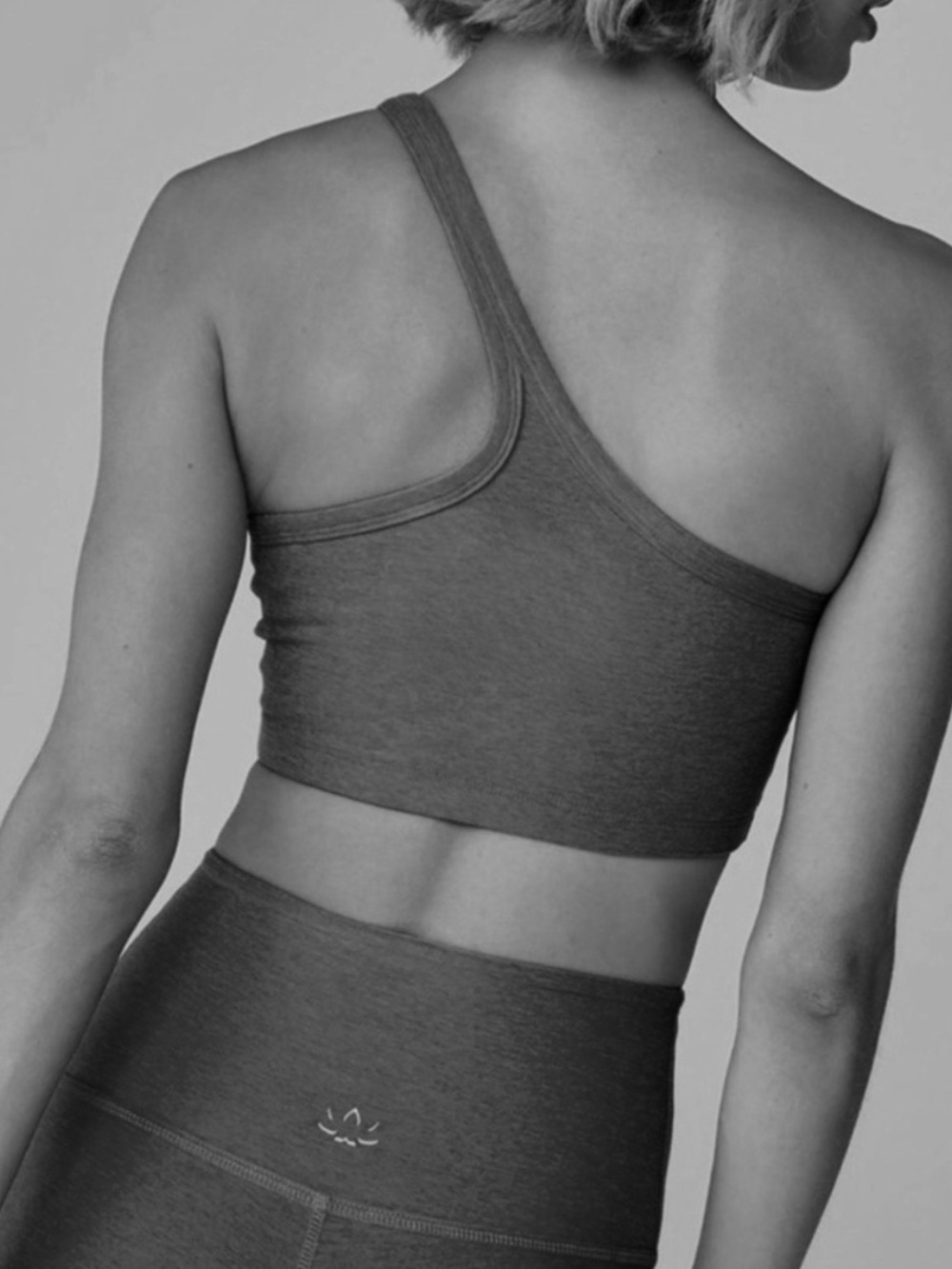 Beyond Yoga Asymmetric One-Shoulder Seamless Sports Bra in Charcoal